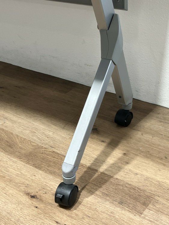 オカムラFLAPTOR(フラプター)シリーズ 平行スタックテーブル 商品画像6