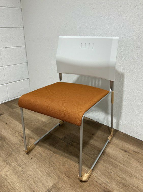 ライオンNo.725シリーズ スタッキングチェア 商品画像1