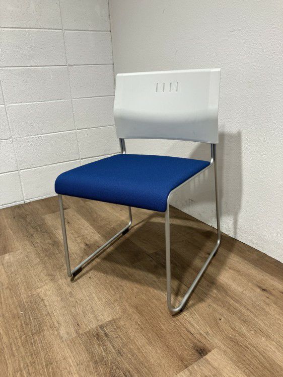 ライオンNo.725シリーズ スタッキングチェア 商品画像1