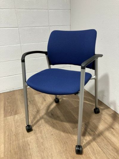 オカムラ8147シリーズ スタッキングチェア 商品画像1