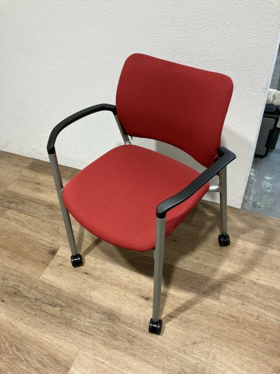 オカムラ8147シリーズ スタッキングチェア 商品画像1