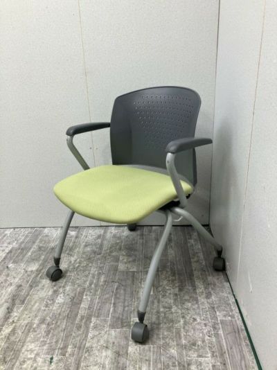 トヨスチール固定肘付スタッキングチェア 商品画像1