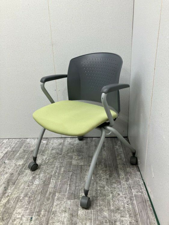 トヨスチール固定肘付スタッキングチェア 商品画像1