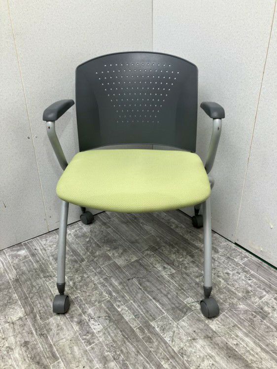 トヨスチール固定肘付スタッキングチェア 商品画像2