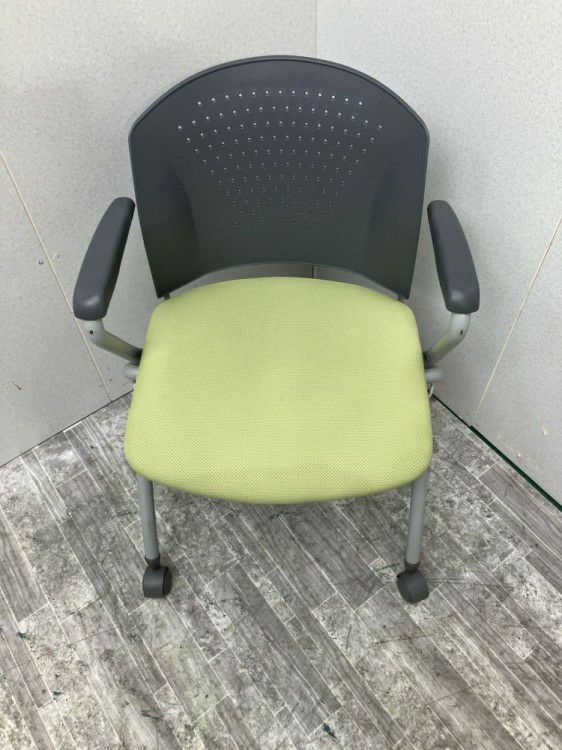 トヨスチール固定肘付スタッキングチェア 商品画像3