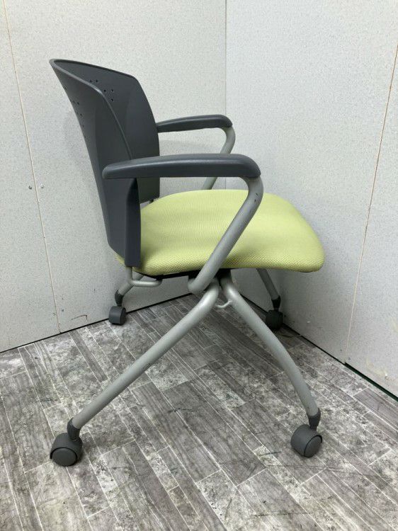 トヨスチール固定肘付スタッキングチェア 商品画像4