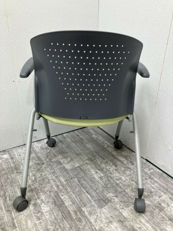 トヨスチール固定肘付スタッキングチェア 商品画像5