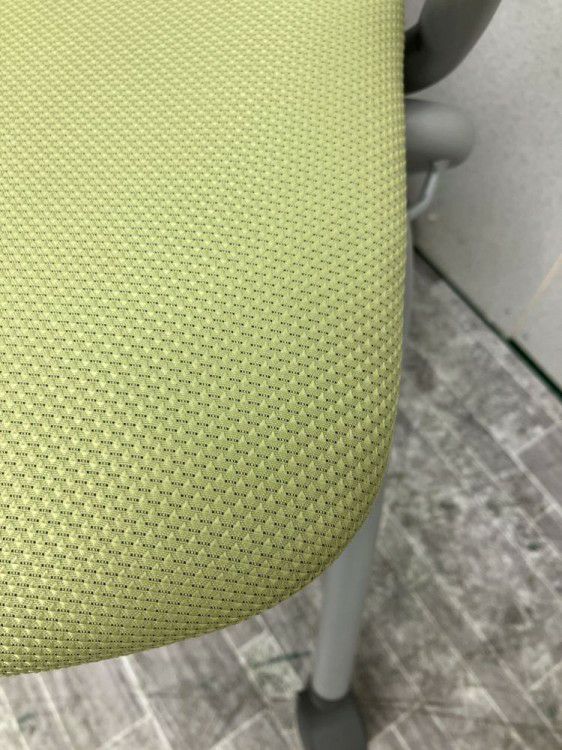 トヨスチール固定肘付スタッキングチェア 商品画像6