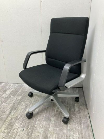 コクヨ固定肘付マネジメントチェア 商品画像1