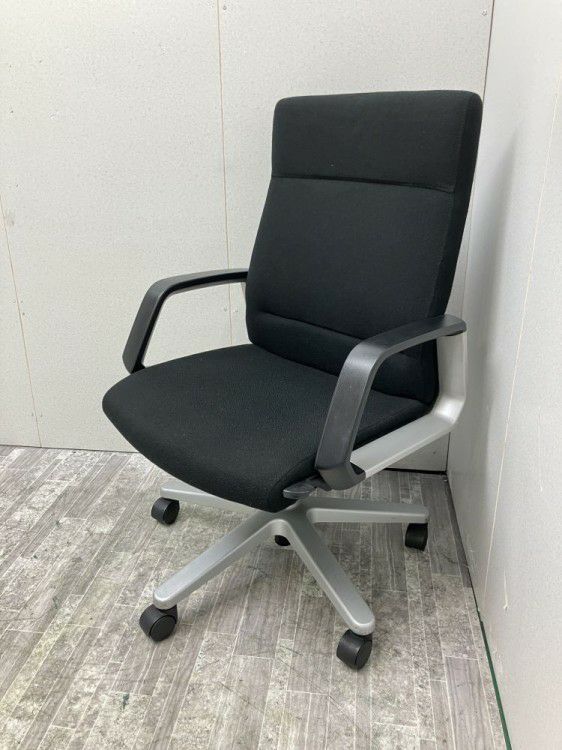 コクヨ固定肘付マネジメントチェア 商品画像1