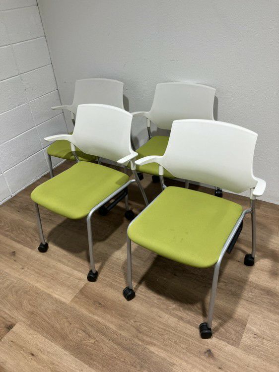 イトーキステンザシリーズ スタッキングチェア4脚セット 商品画像1