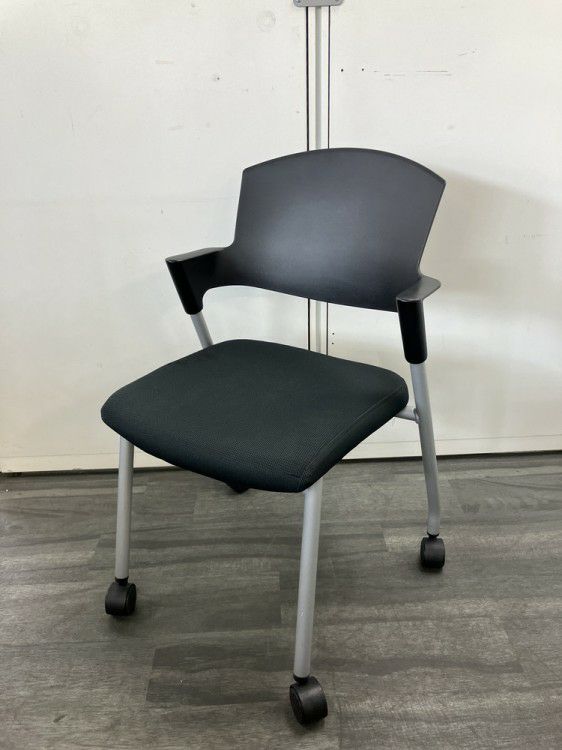 コクヨプロッティシリーズ スタッキングチェア 商品画像1