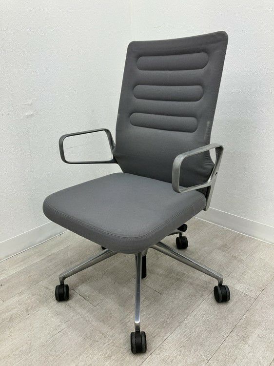 Vitra（ヴィトラ）固定肘付AC4チェア 商品画像1