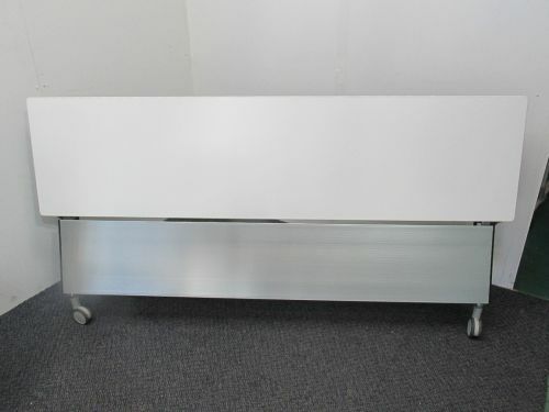 オカムラ 1800サイドスタックテーブル1