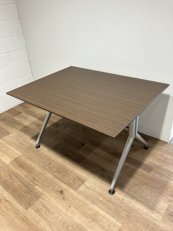 イトーキDDシリーズ ミーティングテーブル 商品画像1