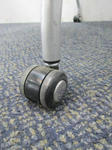 オカムラ プロスタックチェア4