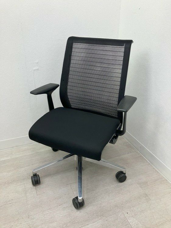 スチールケースシンク（Think）チェア 固定肘付シンクチェア 商品画像1