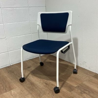 【中古4脚セット】クラスヴィッグ Nett Armless チェア ホワイト 中古4脚セット】クラスヴィッグ Nett Armless チェア ホワイト