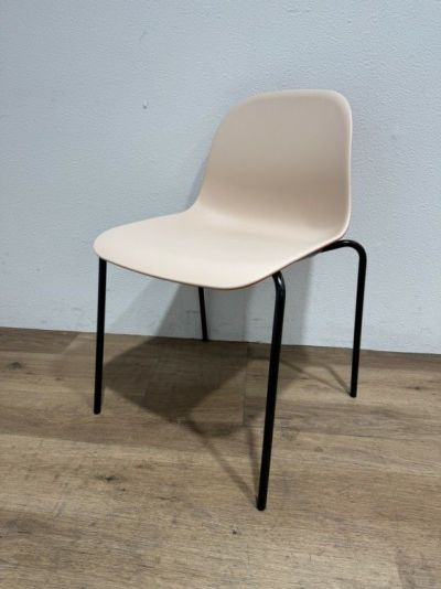 イトーキnino(ニーノ)シリーズ スタッキングチェア 商品画像1