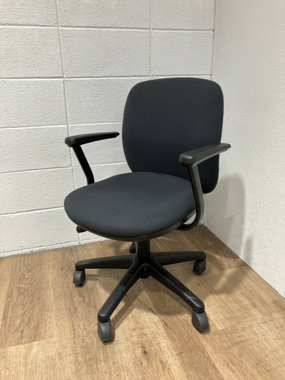 ウチダ（内田洋行）エニーザ（Anyza）チェア 固定肘付エニーザチェア 商品画像1