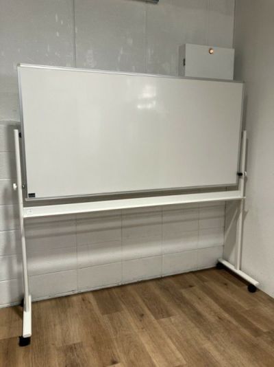 イトーキ1800脚付ホワイトボード 商品画像1