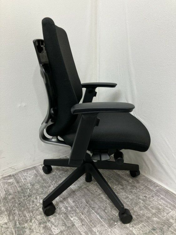 コクヨ可動肘付ラルゴチェア 商品画像4