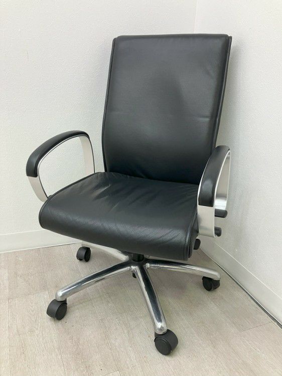 オカムラVILLAGE(ビラージュ)シリーズ 固定肘付役員チェア 商品画像1