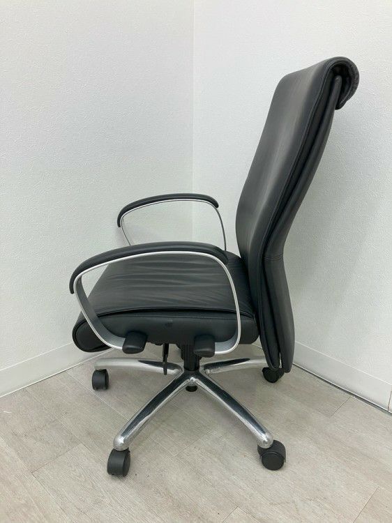 オカムラVILLAGE(ビラージュ)シリーズ 固定肘付役員チェア 商品画像5