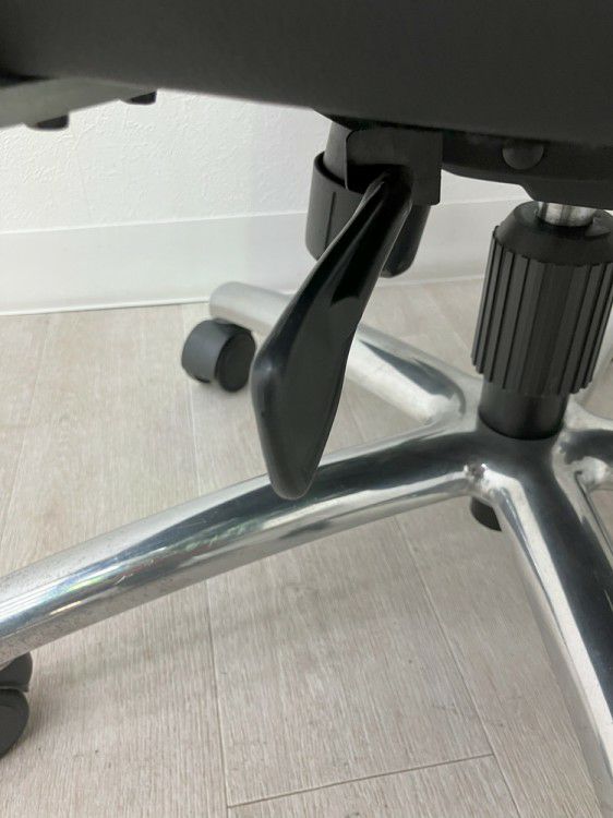 オカムラVILLAGE(ビラージュ)シリーズ 固定肘付役員チェア 商品画像19