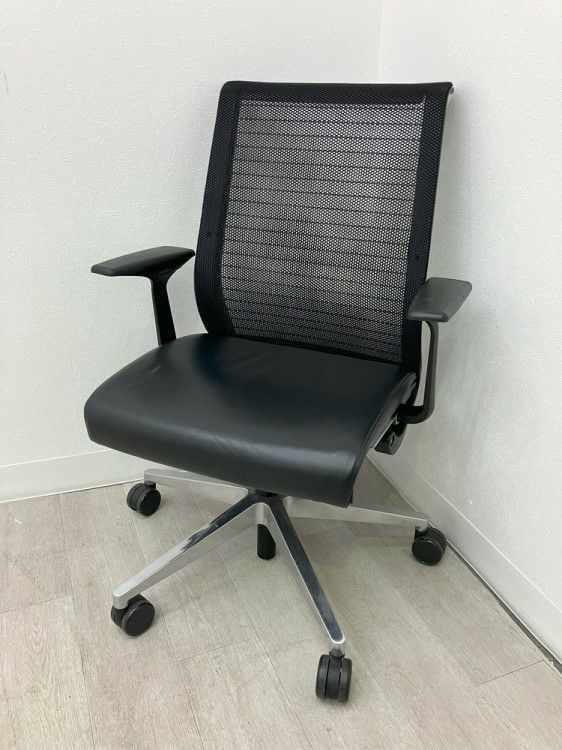 スチールケースシンク（Think）チェア 固定肘付シンクチェア 商品画像1