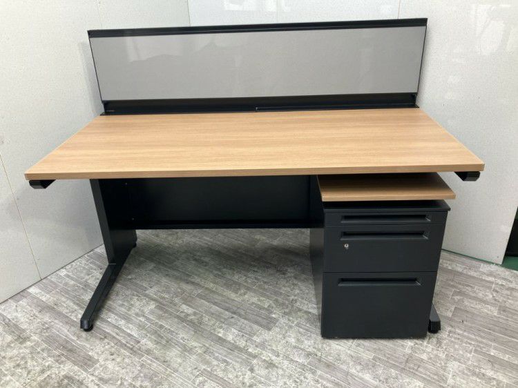 オカムラパネル付1400平デスク＋昇降式ワゴンセット 商品画像1