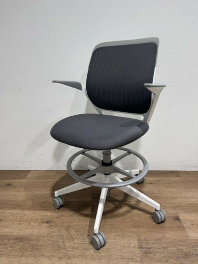 スチールケースCobi（コビー）シリーズ 固定肘付コビーチェア 商品画像1