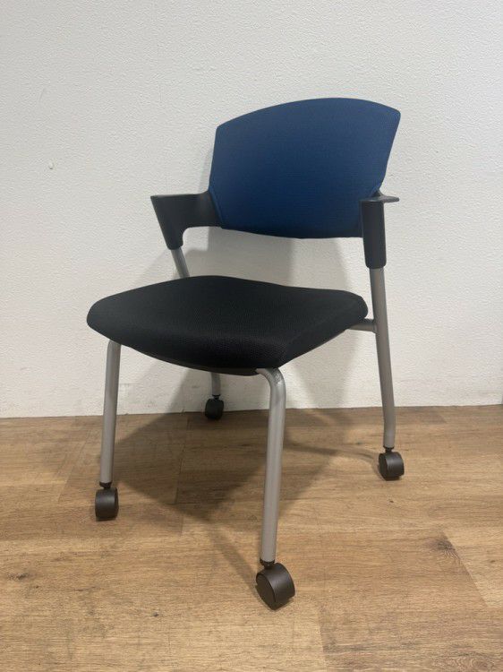 コクヨプロッティシリーズ スタッキングチェア 商品画像1