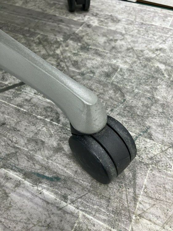 オカムラ可動肘付バロンチェア 商品画像9