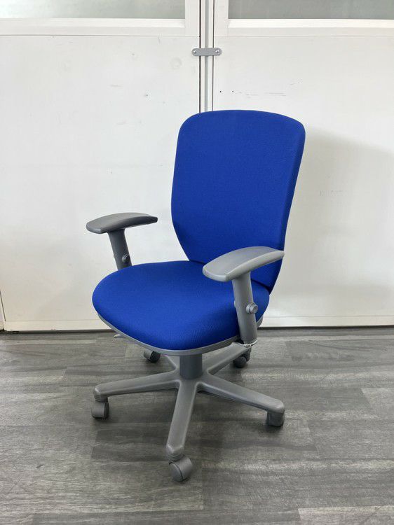 トヨスチールアドフィールチェアシリーズ 可動肘付アドフィールチェア 商品画像1