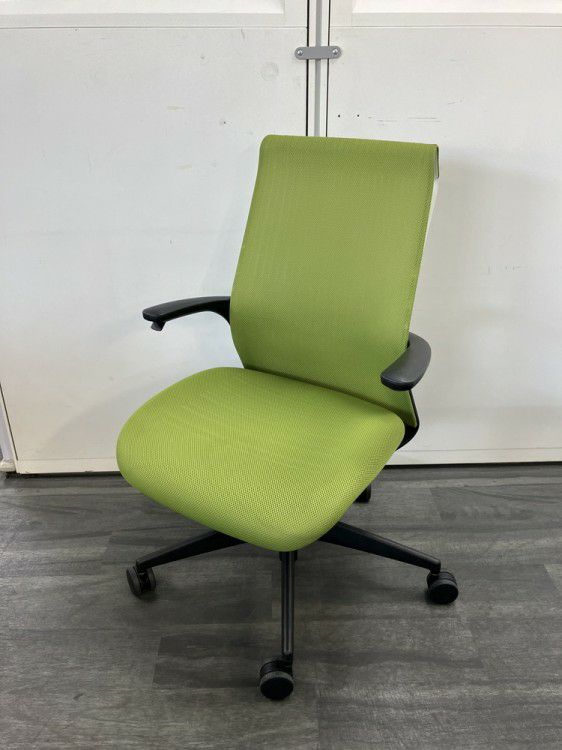 コクヨM4チェア 固定肘付M4チェア 商品画像1