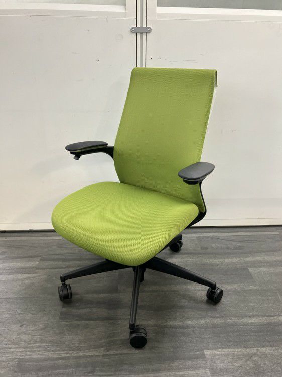 コクヨM4チェア 可動肘付M4チェア 商品画像1