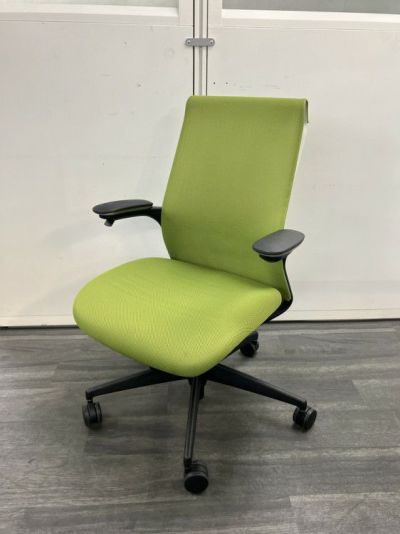コクヨM4チェア 可動肘付M4チェア 商品画像1