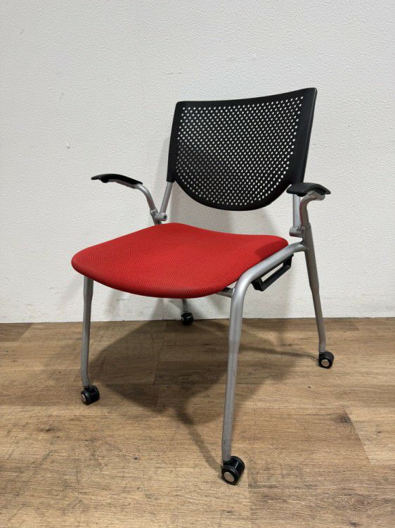 オカムラプロスタックシリーズ 固定肘付スタッキングチェア 商品画像1