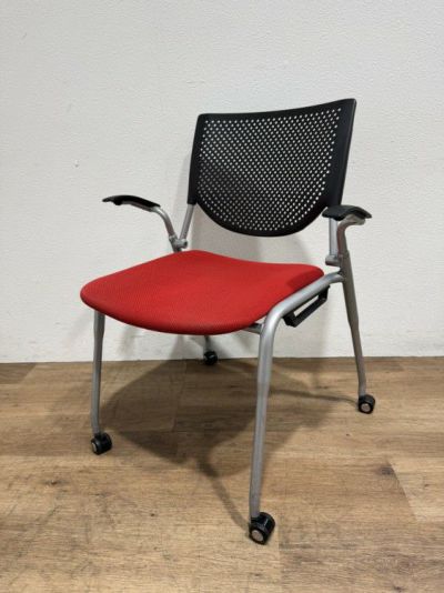 オカムラプロスタックシリーズ 固定肘付スタッキングチェア 商品画像1