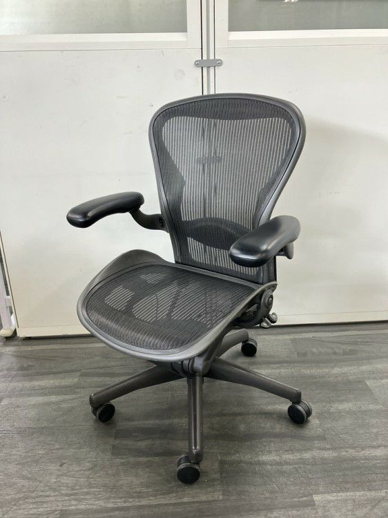 HermanMiller（ハーマンミラー）アーロンチェア 可動肘付アーロンチェア 商品画像1