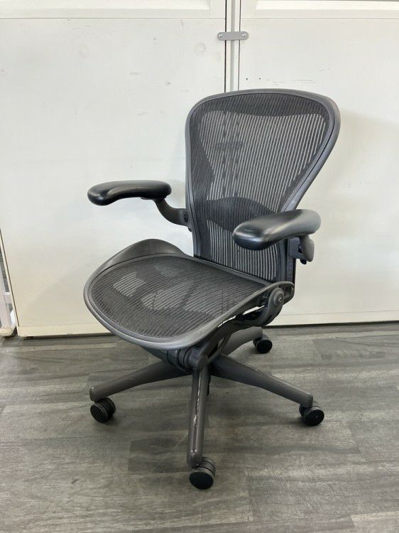 HermanMiller（ハーマンミラー）アーロンチェア 可動肘付アーロンチェア 商品画像1