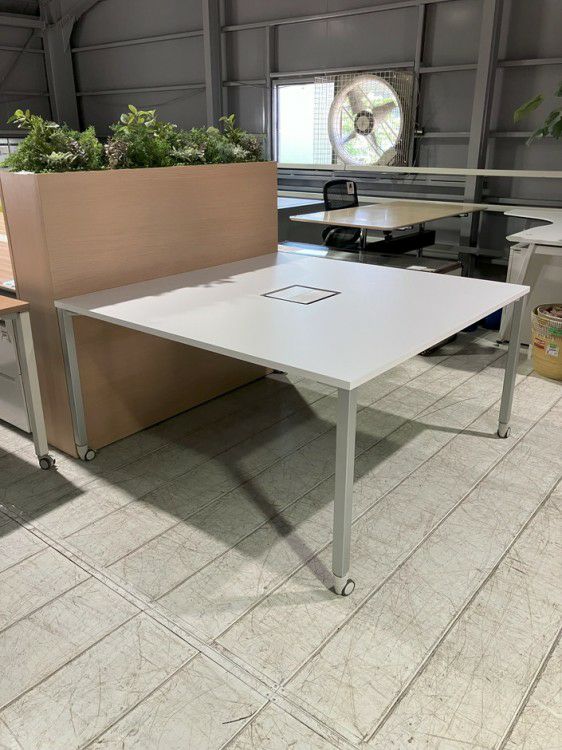 オカムラAption Free(アプションフリー)シリーズ 1400ワークテーブル 商品画像1