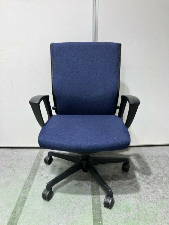 オカムラESCUDO(エスクード)チェア 固定肘付エスクードチェア 商品画像2