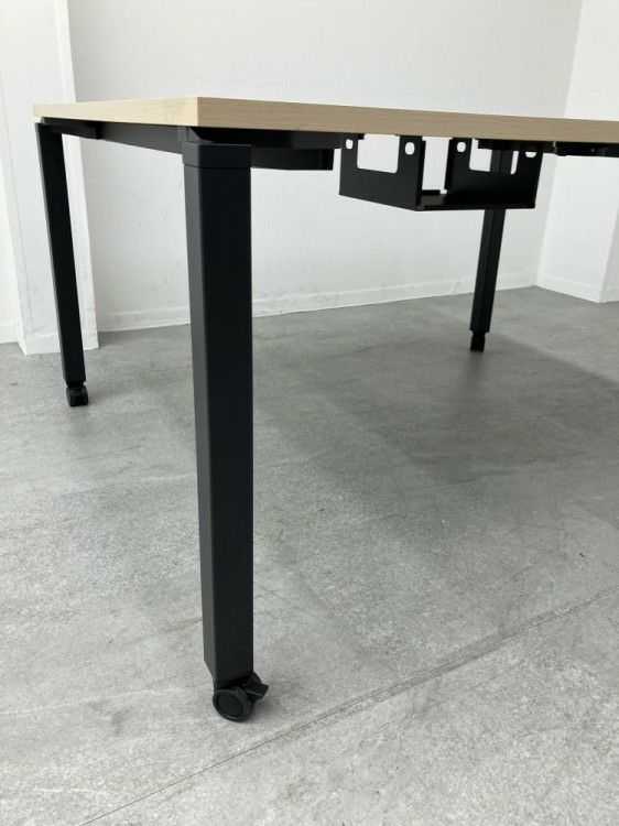 トヨスチールNTSワークテーブルシリーズ ワイヤレス充電器付1400ワークテーブル 商品画像4