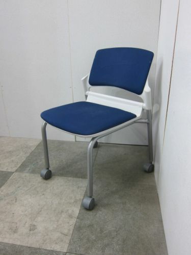 ウチダ（内田洋行）MF-180シリーズ キャスター付スタッキングチェア 商品画像1