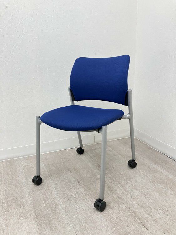 オカムラ8147シリーズ スタッキングチェア4脚セット 商品画像3