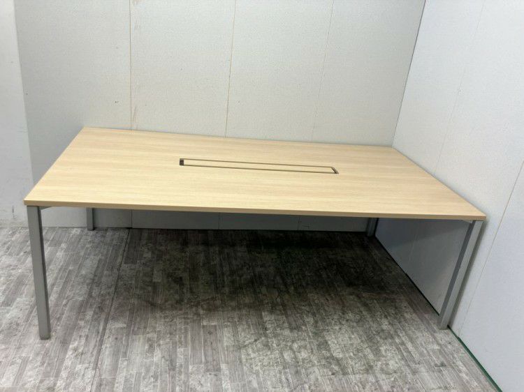 オカムラAption Free(アプションフリー)シリーズ 2100ミーティングテーブル 商品画像1