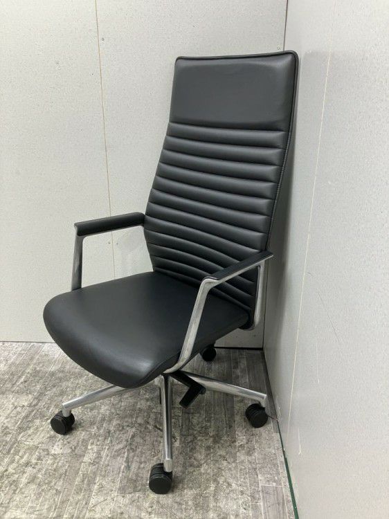 オカムラフィルメシリーズ 固定肘付フィルメチェア 商品画像1