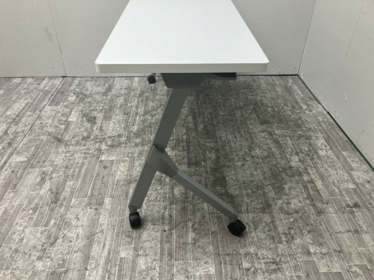 オカムラFLAPTOR(フラプター)シリーズ 1500サイドスタックテーブル 商品画像3